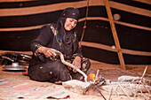 Beduinische Frau beim Brotbacken, Wadi Rum, Jordanien, Naher Osten