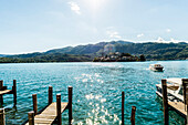 Blick über Ortasee auf Isola San Giulio, Orta San Giulio, Piemont, Italien