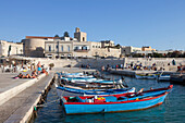 Fischerboote im Hafen von Otranto an der Adria, Provinz Lecce, Region Apulien, Halbinsel Salento, Italien, Europa
