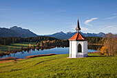Kapelle mit Blick zu den Allgäuer Alpen, Säuling und Tannheimer Berge, Allgäu, Bayern, Deutschland