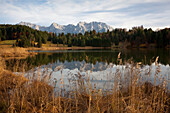 Blick über den Geroldsee auf das Karwendelgebirge, Bayern, Deutschland