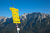 Wegweiser auf dem Hohen Kranzberg, Blick zum Karwendelgebirge, bei Mittenwald, Bayern, Deutschland