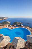 Blick vom Pool des Golden Fox Hotel über die Bucht von Paleokastritsa, Insel Korfu, Ionische Inseln, Griechenland