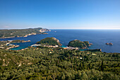 Blick über die Bucht von Paleokastritsa, Insel Korfu, Ionische Inseln, Griechenland