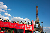 Sightseeing Bus am Eiffelturm, Paris, Frankreich, Europa