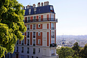 Haus auf dem Montmartre mit Blick auf die Stadt, Paris, Frankreich, Europa