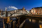 Blick über die Brooksbrücke auf die Speicherstadt in der Abenddämmerung, Hamburg, Deutschland