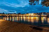 Blick über Rhein mit Mittlere Brücke auf Hotel Les Trois Rois in der Abenddämmerung, Basel, Kanton Basel-Stadt, Schweiz