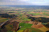 Blick vom Flugzeug, Felder am Flughafen, München, Bayern, Deutschland