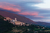 Assisi with Basilica of San Francesco d Assisi in the evening light, UNESCO World Heritage Site, St. Francis of Assisi, Via Francigena di San Francesco, St. Francis Way, Assisi, province of Perugia, Umbria, Italy, Europe