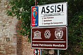 Signpost for twin citiis and UNESCO world heritage Site, Assisi, St. Francis of Assisi, Via Francigena di San Francesco, St. Francis Way, Assisi, province of Perugia, Umbria, Italy, Europe