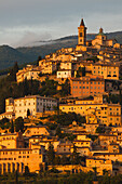 Trevi, Bergstadt an der Flanke des Monte Serano, Berg, Valle Umbra, Franziskus von Assisi, Via Francigena di San Francesco, Franziskusweg, Trevi, Provinz Perugia, Umbrien, Italien, Europa