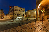 Fontana Maggiore fountain and Palazzo Comunale town hall on Piazza 4 Noviembre in the evening, Corso Vanucci, seen from the steps of the Duomo San Lorenzo, Perugia, provincial capital, Umbria, Italy, Europe