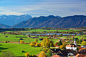 Lake Riegsee with Aidling and view to Wetterstein range with Zugspitze and Ammergau range, lake Riegsee, Blaues Land, Bavarian foothills, Upper Bavaria, Bavaria, Germany