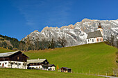 Bauernhöfe mit Kirche von Dienten unter Hochkönigstock, Dienten, Berchtesgadener Alpen, Salzburg, Österreich