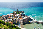 Blick auf Vernazza mit Turm Belforte, Vernazza, Cinque Terre, La Spezia, Ligurien, Italien