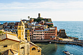 Blick auf Vernazza mit Kirche Santa Margherita d Antiochia im Vordergrund, Vernazza, Cinque Terre, La Spezia, Ligurien, Italien
