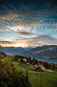 Blick über Thunersee auf Sonnenaufgang über Eiger, Mönch und Jungfrau, Beatenberg, Berner Oberland, Kanton Bern, Schweiz