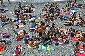 Sonnenbaden am Strand, Camogli, Provinz Genua, Riviera di Levante, Ligurien, Italien
