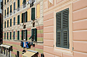 Hausfassade mit echten und aufgemalten Fenstern, Camogli, Provinz Genua, Riviera di Levante, Ligurien, Italien