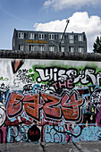Berliner Mauer mit Graffiti und East Side Hotel, Friedrichshain, Berlin, Deutschland