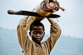 Junge mit Bananenstamm und Machete, Buyonyi See, Uganda, Afrika