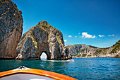 Boot an den Faraglioni Felsen, Capri, Kampanien, Italien
