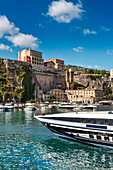 Hafen Marina Piccola mit Grandhotel Excelsior, Sorrent, Halbinsel von Sorrent, Kampanien, Italien