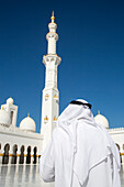 Mann in traditionellem Gewand an der Sheikh Zayed Bin Sultan Al Nahyan Moschee, Abu Dhabi, Vereinigte Arabische Emirate