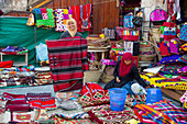 Zwei muslimische Frauen verkaufen Teppiche im Souk Waqif, Doha, Katar