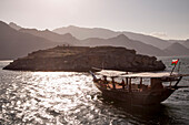Traditionelles Dhau Boot vor der Telegraph Island in einem Fjord der Musandam Halbinsel, nahe Khasab, Oman