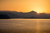 Küste und Bergkette bei Sonnenaufgang, nahe Dubrovnik, Dalmatien, Kroatien, Europa