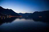 Spiegelung von Bergen im Kotor Fjord in der Abenddämmerung, Kotor, Montenegro, Europa