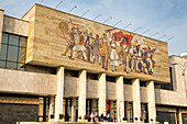 Eingang zu Historisches Nationalmuseum am Skanderbeg-Platz, Tirana, Albanien, Europa