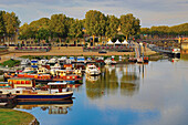 Houseboats on the river Maine at the harbour La Cale de la Savatte, Angers, Dept. Maine-et-Loire, Region Pays de la Loire, France, Europe