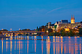 Blick auf Angers, Dämmerung, Maine, Dept. Maine-et-Loire, Region Pays de la Loire, Frankreich, Europa