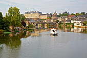 Blick auf Altstadt von Sablé-sur-Sarthe, Hausboot, Sarthe, Dept. Sarthe, Region Pays de la Loire, Frankreich, Europa