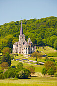 Landschaft bei Mont-devant-Sassey mit der Kirche Notre Dame, XI.Jh, Vallée de Meuse, Dept. Meuse, Region Lothringen, Frankreich, Europa