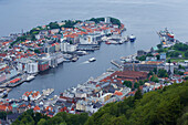 Blick vom Aussichtsberg Floyen auf Stadt und Hafenanlagen, Bergen, Provinz Hordaland, Vestlandet, Norwegen, Europa