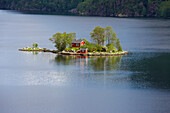Insel mit rotem Haus im Lovrafjord bei Sand am RV 13, Provinz Rogaland, Vestlandet, Norwegen, Europa