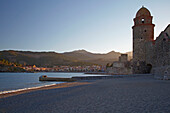 Strand von Collioure mit Église Notre-Dame-des-Anges und Château Royal des Templiers, Côte Vermeille, Mittelmeer, Dept. Pyrénées-Orientales, Roussillon, Frankreich, Europa