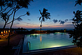 Pool overlooking the sea after sunset, Ranweli Holiday Village, Resort, Waikkal bei Negombo, Sri Lanka