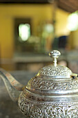 Silberne Teekanne mit vielen Verzierungen im Eco Hotel The Samadhi Center in den Bergen bei Kandy, Sri Lanka