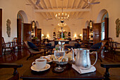 Schön dekorierter Tisch zum High Tea im Saal des Luxushotels Amangalle in Galle, Südwestküste, Sri Lanka