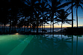 Pool unter Palmen mit Blick zum Strand bei Abenddämmerung, Turtle Bay Hotel, Tangalle ganz im Süden von Sri Lanka