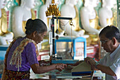 Blattgold Verkäufer in der Umin Thounzeh Pagode, Sagaing Hügel am Irrawaddy bei Mandalay, Myanmar, Burma
