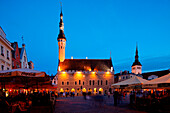Mittelalterlicher Marktplatz mit dem Rathaus, Tallinn, Estland, Baltikum