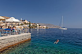 Terrasse eines Cafes in Angelidi, Symi Stadt, Symi, Dodekanes, Südliche Ägäis, Griechenland