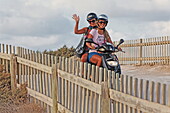 Mopeds sind Hauptverkehrsmittel, hier bei Ses Illetes, Formentera, Balearen, Spanien