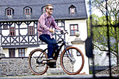 Mann fährt mit einem Elektrofahrrad, Tanna, Thüringen, Deutschland